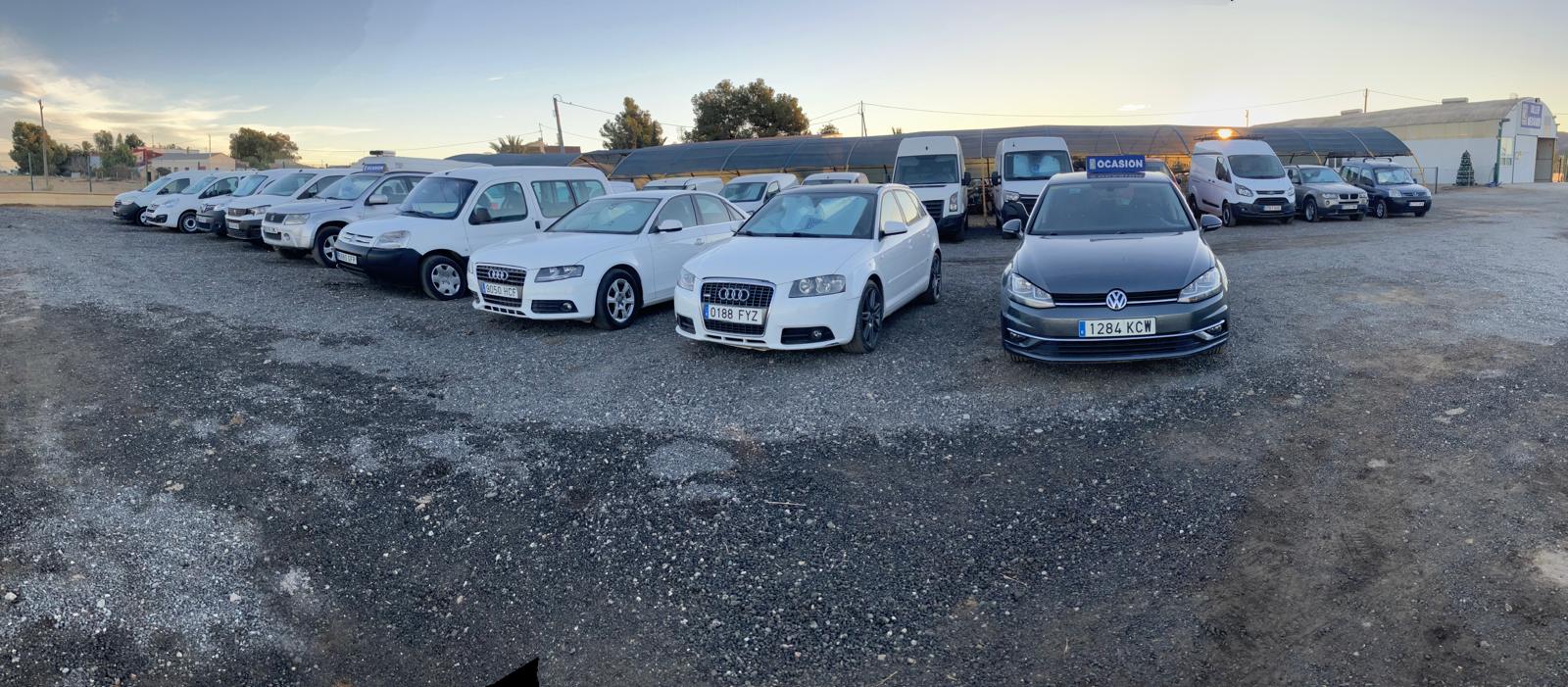Coches y furgonetas de ocasión en el parking de venta de Cotes Cars, Lorca