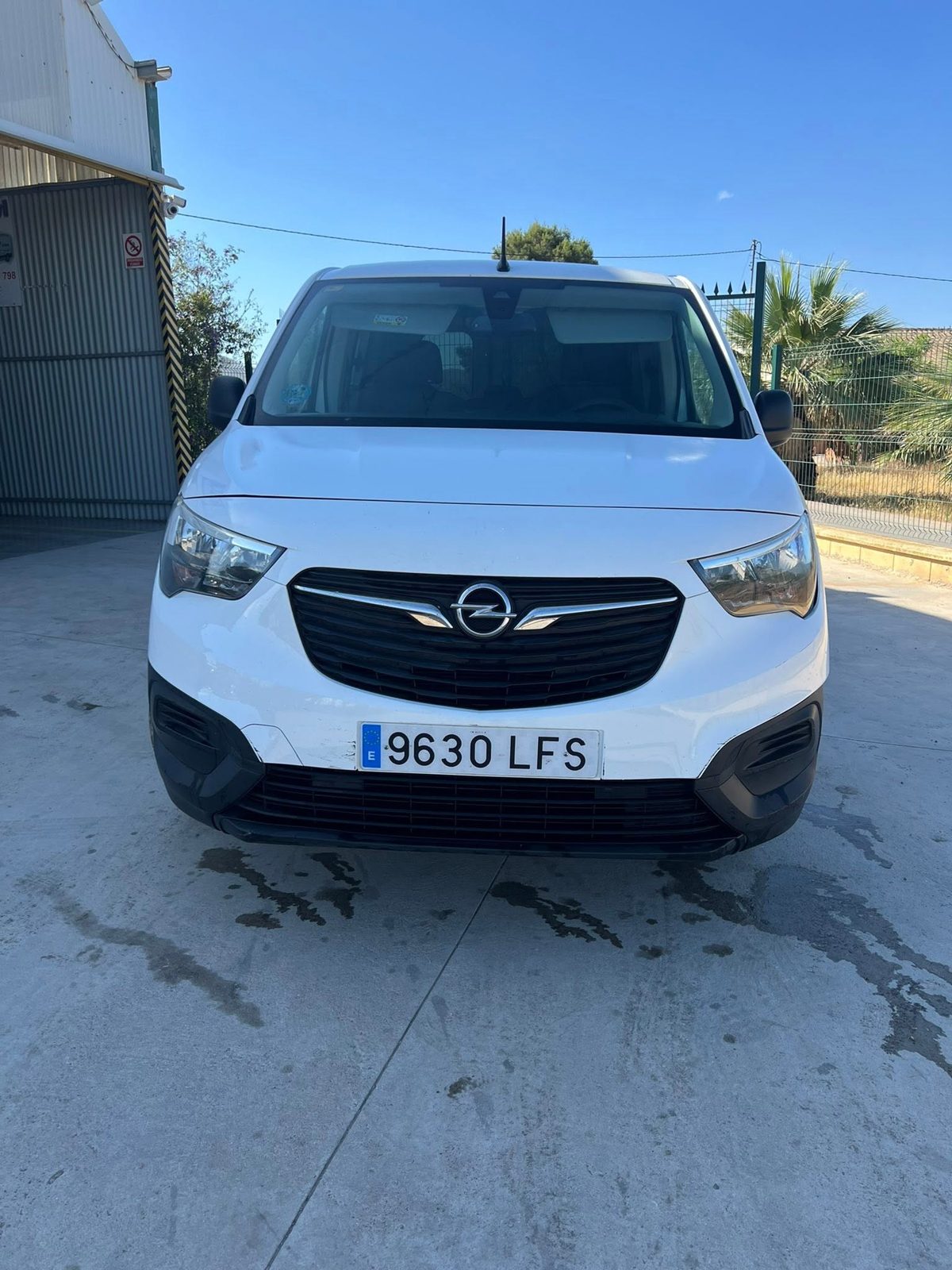 Furgoneta de ocasión de frente, lista para venta en Cotes Cars